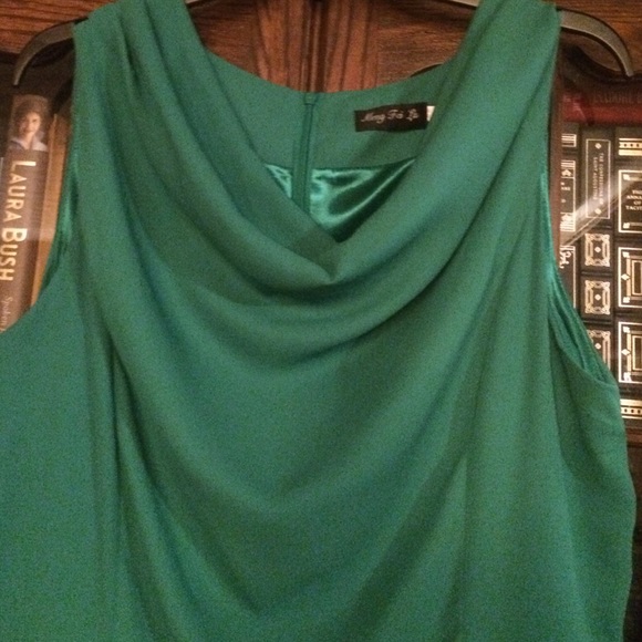 SEXI GREEN DRESS w/Beautiful neckline 44" Bust max - Picture 4 of 4