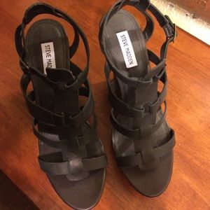 Steve Madden black strap it wedges . Never worn!!