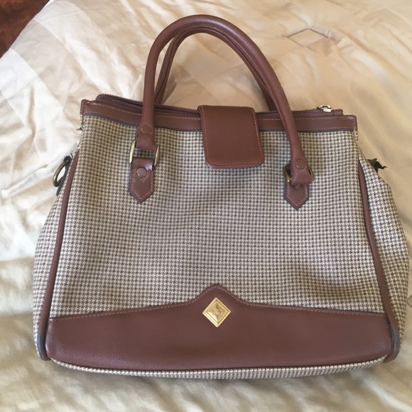Liz Claiborne Handbags - Liz Claiborne pocketbook.