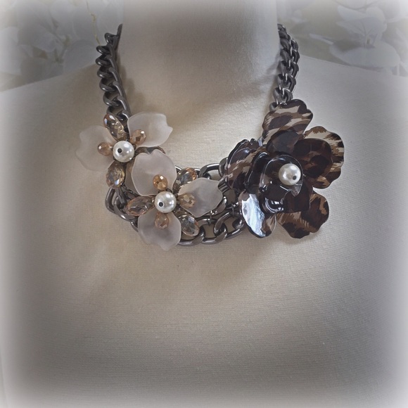 Statement flower necklace