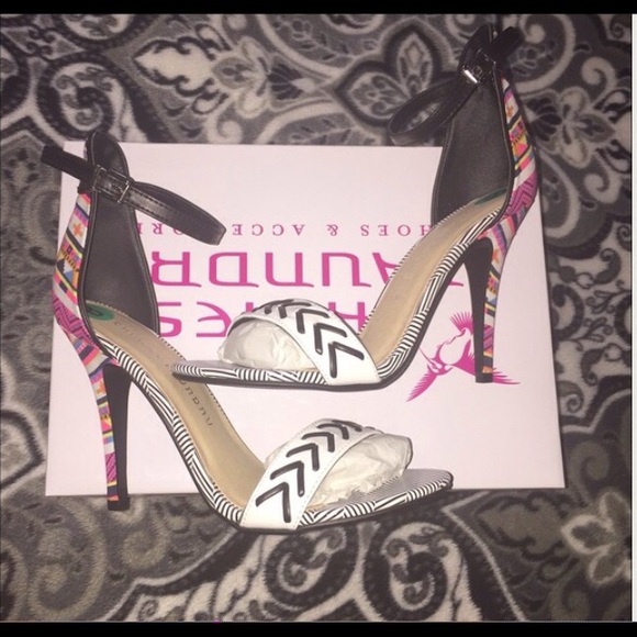 🚨SOLD🚨 Sexy Tribal Print Heels💕 - Picture 2 of 4