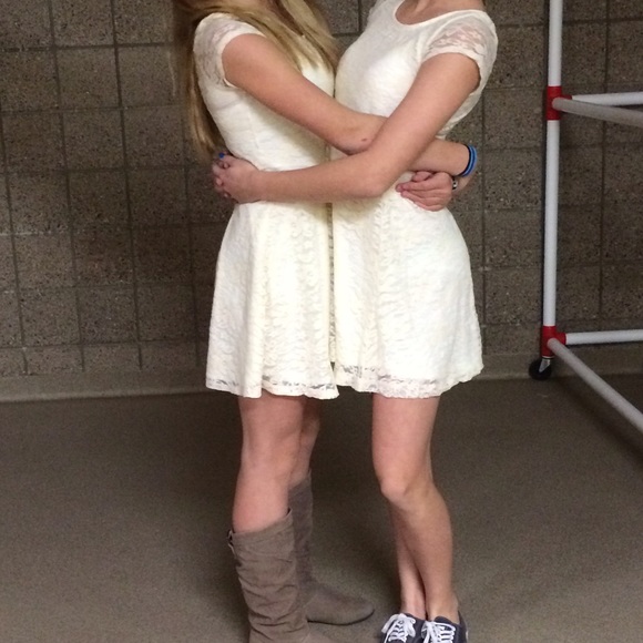 Lace, cream colored XS dress. - Picture 4 of 4