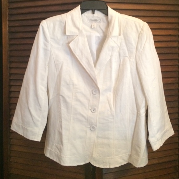 White 3/4 sleeves blazer!