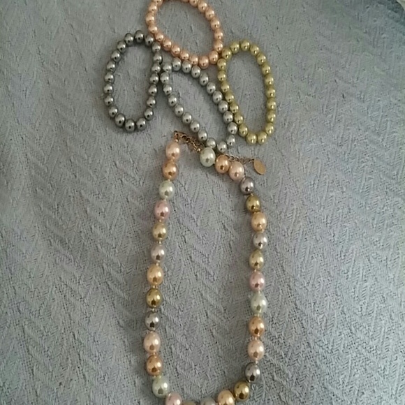 A set of Pearl necklace and bracelets. - Picture 1 of 4