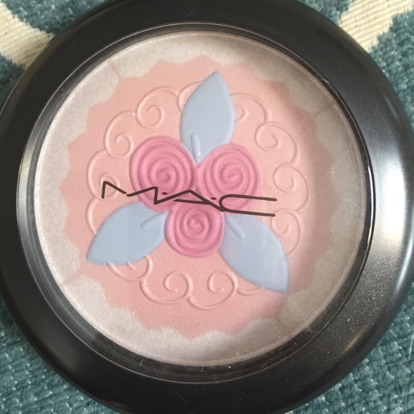 MAC Pearlmatte Face Powder *PINK BUTTERCREAM* (12g/0.42oz  Mac powder in buttercream