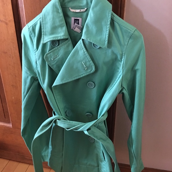 Adorable spring trench coat!