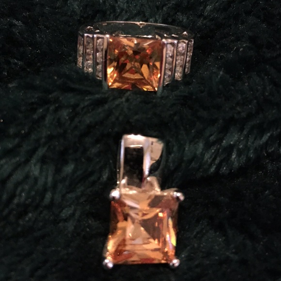 Stunning golden orange stones. Set ring/slide