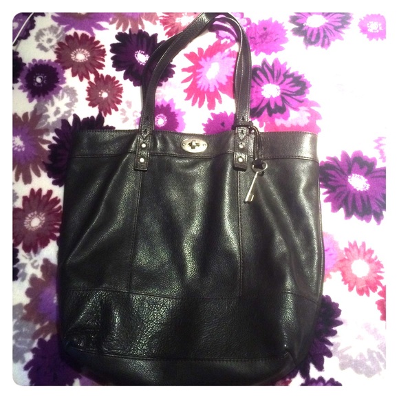 Selling an authentic black leather fossil purse