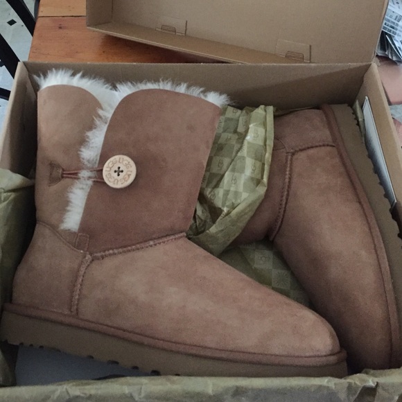 Brand New never worn Bailey button ugg boots