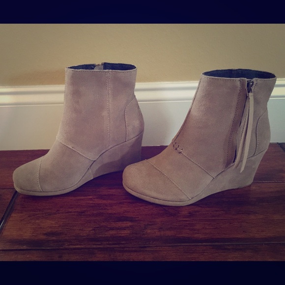 Toms taupe suede booties sz 7