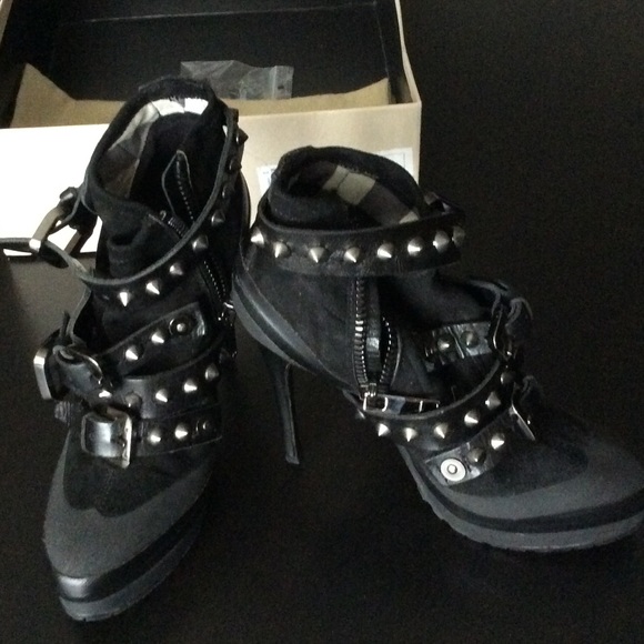 Burberry 5" high heel ankle boot. - Picture 2 of 4