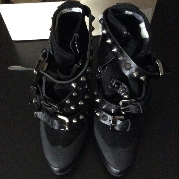 Burberry 5" high heel ankle boot. - Picture 4 of 4