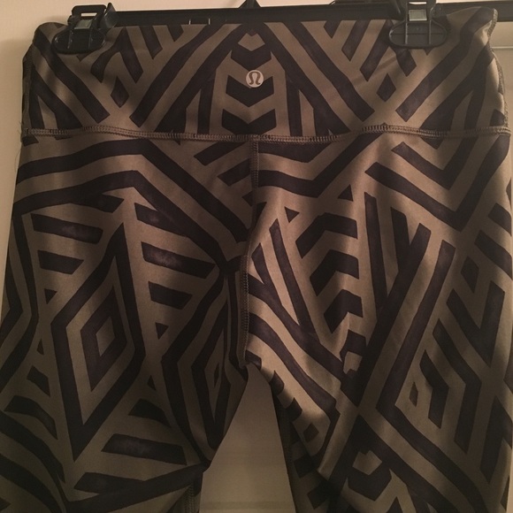 ⭐NEW LISTING⭐️Army green and black Wunder Unders