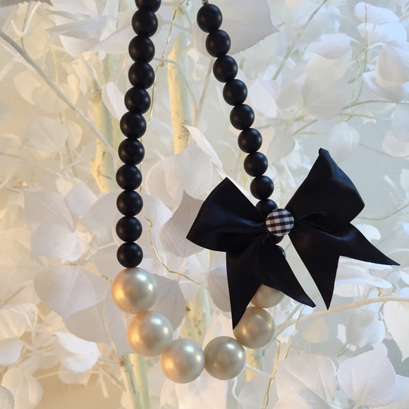 Faux pearls statement necklace / choker