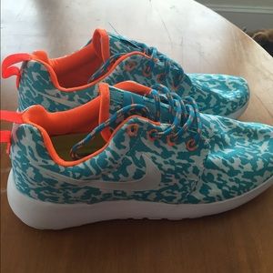NEW women's Nike roshes size 8