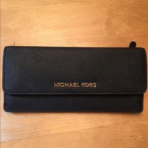 Nice sized wallet with plenty of card slots