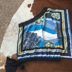 Gorgeous one shoulder top