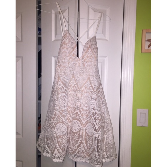 Beige lace dress: SIZE MEDIUM - Picture 4 of 4