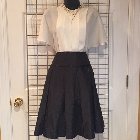 🆕GORGEOUS like new A-line pleated TIBI silk skirt