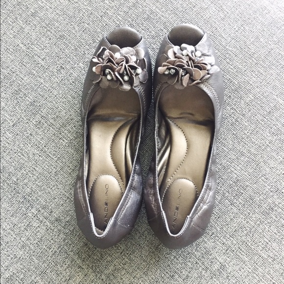 Bandolino Silver Floral Flats