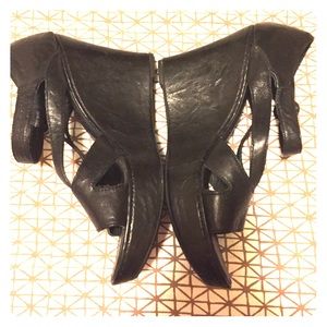 Born Wedge heel Strappy Sandal like new