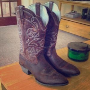 Ariat woman's heritage western R toe boots. 7