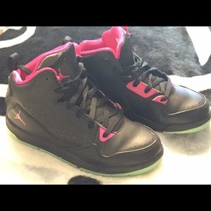 Girls Jordan's tennis shoes 👟