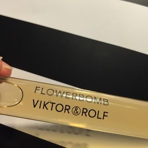 NEW Viktor & Rolf Flowerbomb Roller