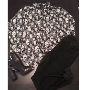 FUN AND FLIRT GREEN SKULL BUTTON UP