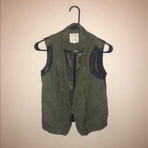 💥REDUCED PRICE💥 Army Green Sleeveless Vest