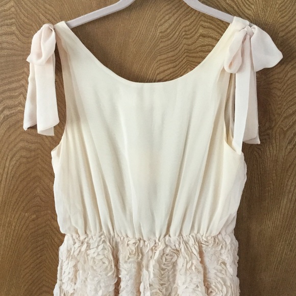 Cute dress with ribbon ties