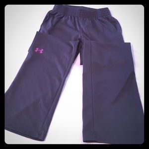 Under armour semi fitted pants. All season gear.