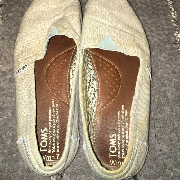 TOMS - Picture 2 of 4