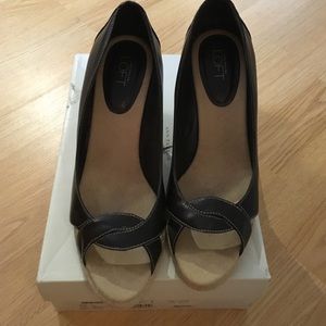 LOFT sz 9.5 brown leather peeptoe jute wedge