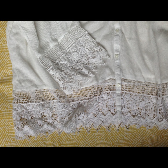 American Eagle white flowey buttondown shirt - Picture 2 of 3