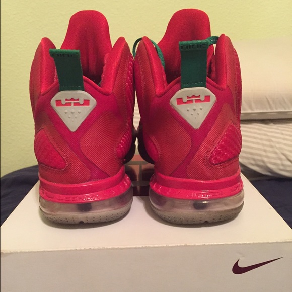 Lebron 9s Christmas. Size 10.5 condition 8/10 - Picture 2 of 4