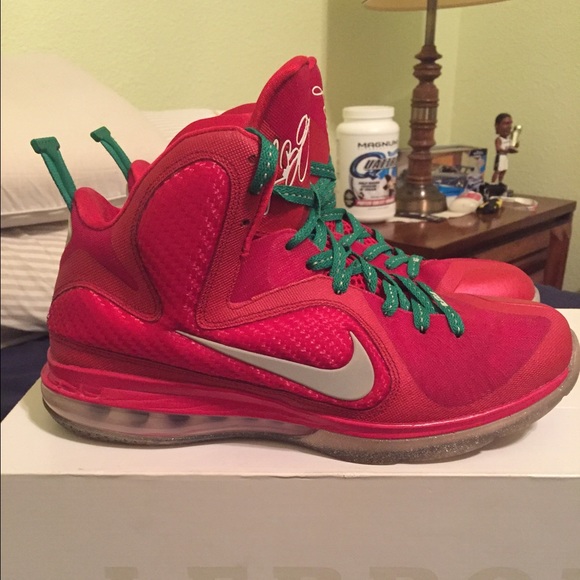 Lebron 9s Christmas. Size 10.5 condition 8/10 - Picture 3 of 4