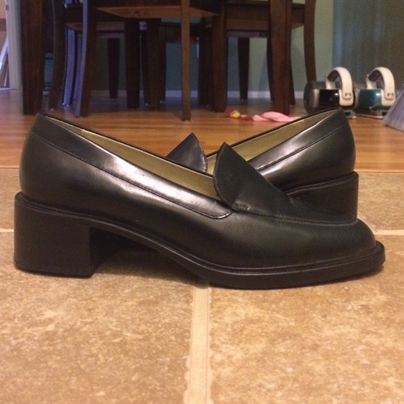 NWOT Bass navy heeled loafers