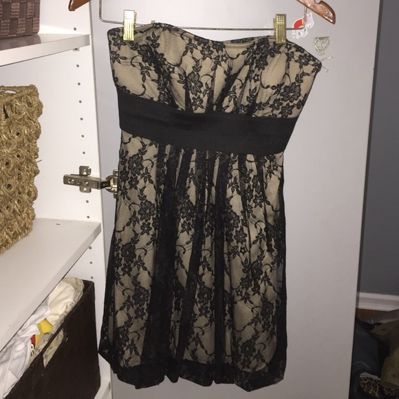 Strapless Flowy lace dress - Picture 1 of 3