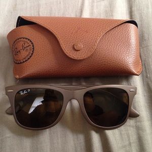 Rayban Wayfarer sunglasses in Taupe