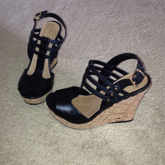 Black wedges