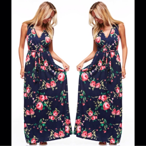 Dresses & Skirts - ✨HOST PICK✨ NWT- Floral Maxi Dress 💐