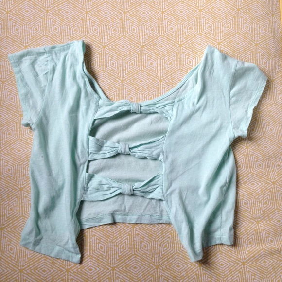 Light blue crop top with bows on back - Picture 2 of 4