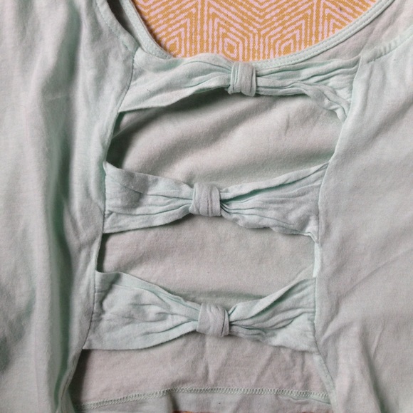 Light blue crop top with bows on back - Picture 3 of 4