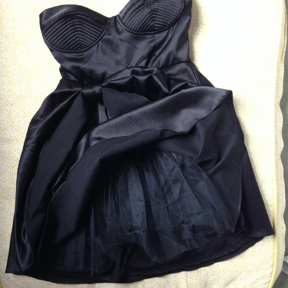 Strapless black dress. - Picture 2 of 3