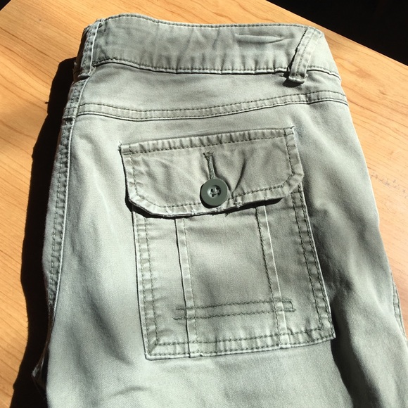 Khaki green cargo skinny leg. Size 6