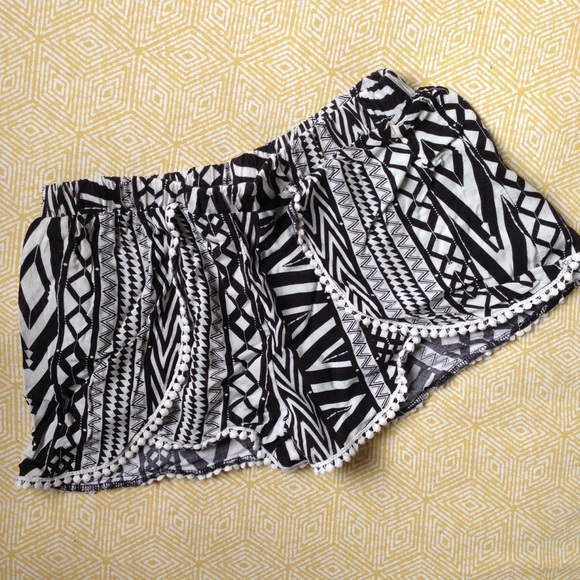 Black and white tribal pattern shorts. - Picture 1 of 2