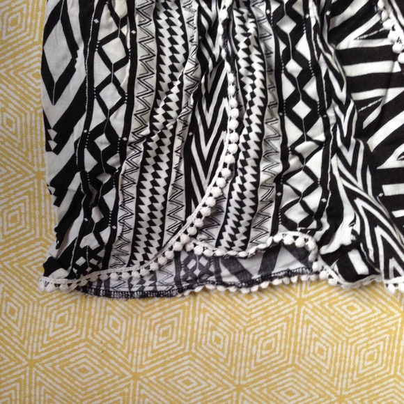Black and white tribal pattern shorts. - Picture 2 of 2