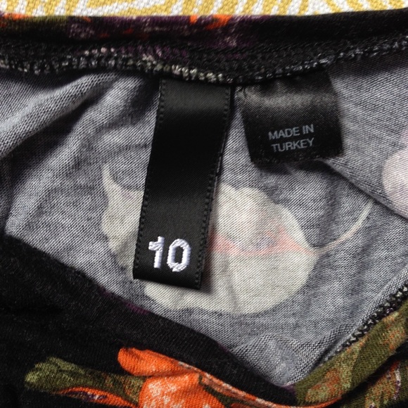 Tight floral mini dress. - Picture 2 of 2