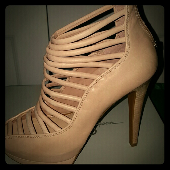 Jessica Simpson shows